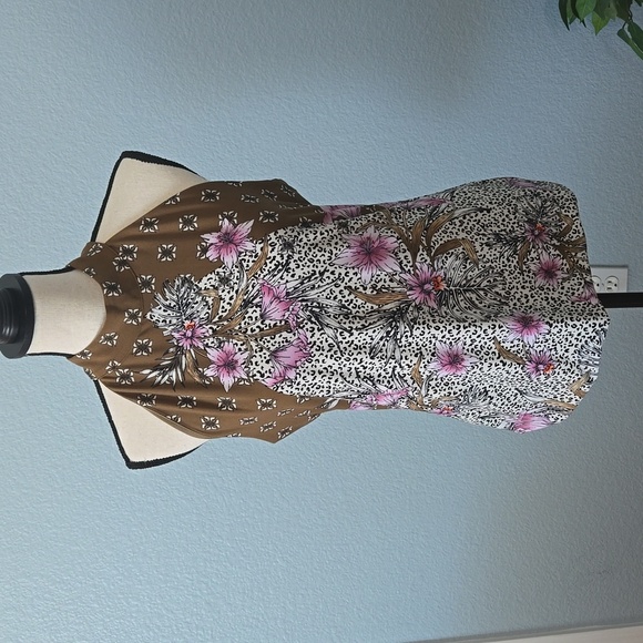 NWT WHITE HOUSE BLACK MARKET Mock Neck Halter in Sunset Floral Pink Sz Medium - Picture 1 of 10